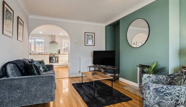 Clapham House by Our Home Short Stays