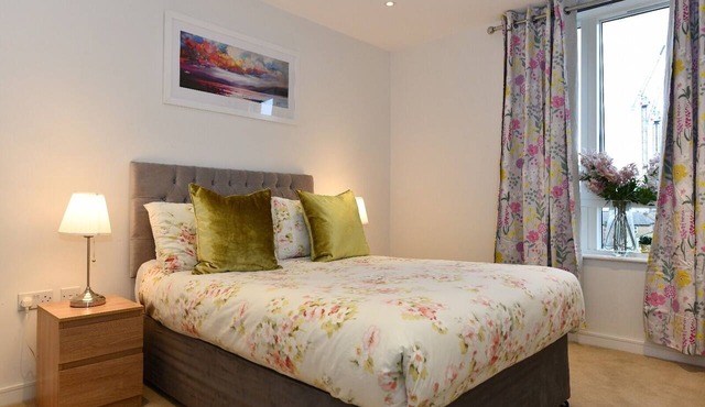 Classic 2 Bed Flat near Brentford Football Stadium
