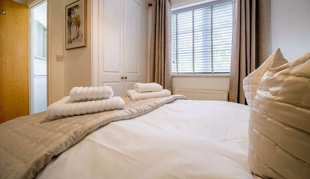 Classic and Charming 2-bed Apt w/Parking and SkyTV