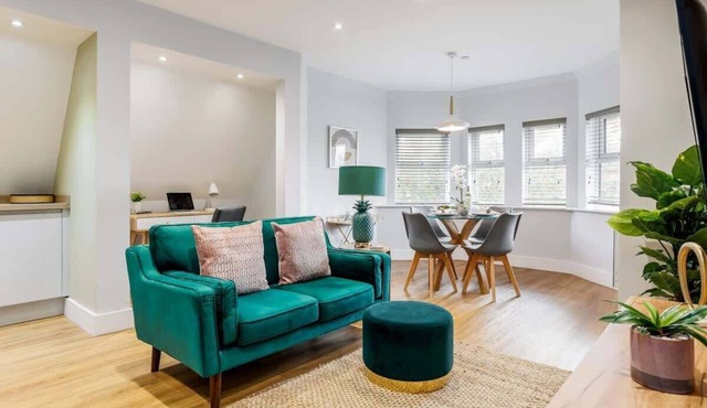 Classy Seaside 1-Bed Apt w/Free Gym & Parking