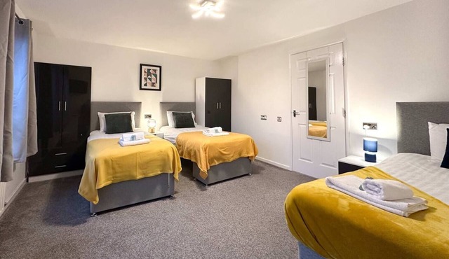 Clayton House Contractors Accommodation | 6BR House Peterborough