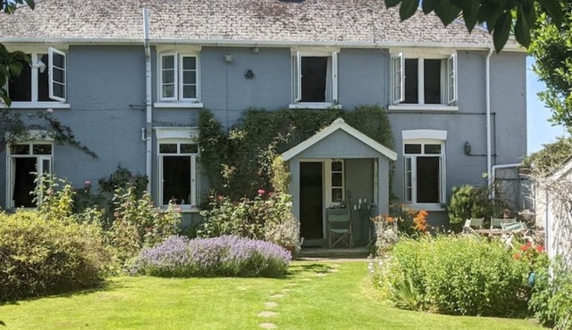 Cliffside Cosy Cottage by Cowes Beach: 1x KING-Size Double BR & a Twin/Kids BR
