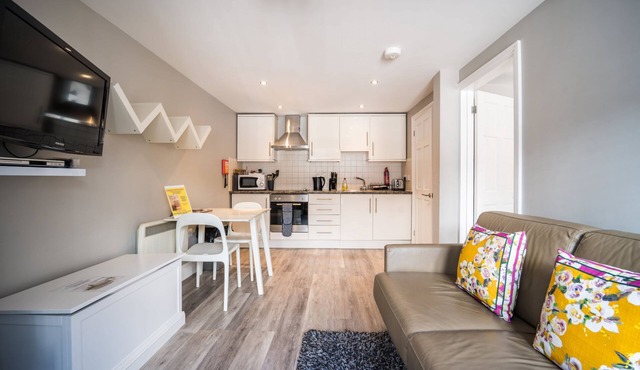 Coaching mews just a few steps from harbour and town centre in quiet cul de sac - 1 bed ground floor