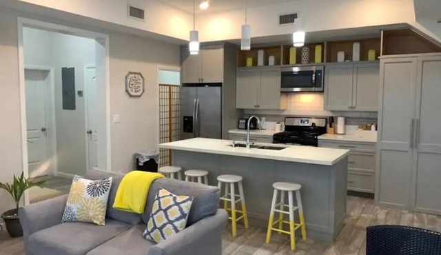 Coastal 4 bed/2 bath Townhouse Near Beach