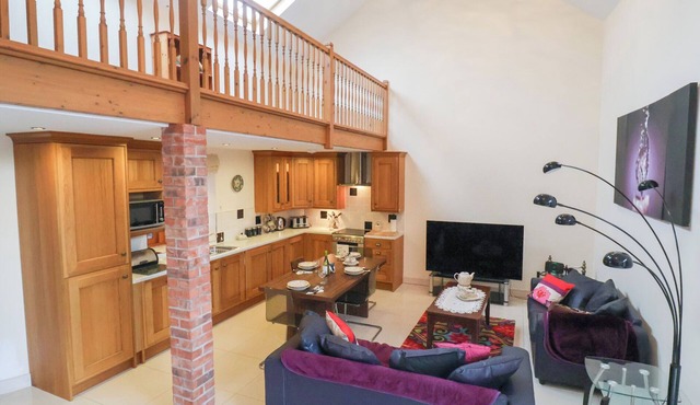 COB BARN, family friendly, character holiday cottage in Aylesbeare