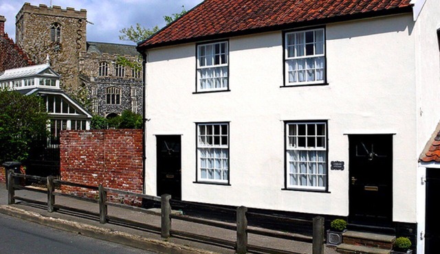 Cobblers Cottage in pretty, historic, Suffolk village with beach hut