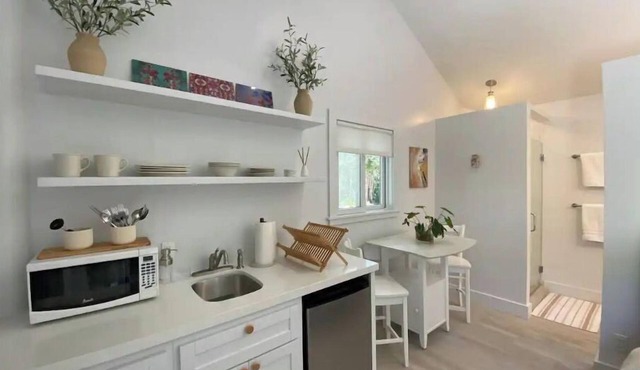 Coco Cottage - 1BD, 3 min drive to Albany/Lyford