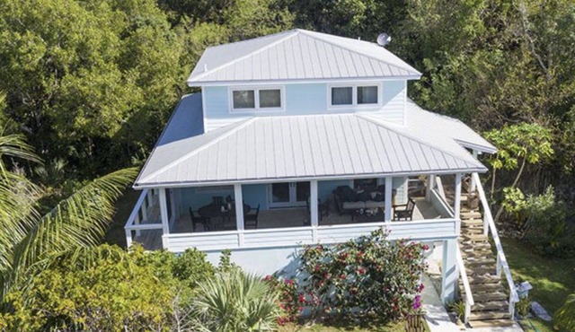 Coco Hideaway, Coco Bay, GTC, City Water, Generator & steps to beach-sleeps 4-6.