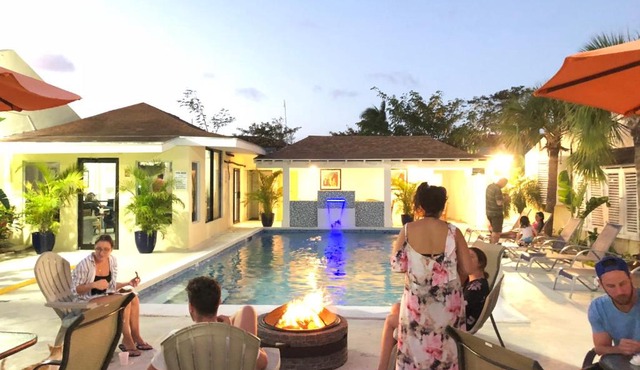 Colony Club Inn & Suites