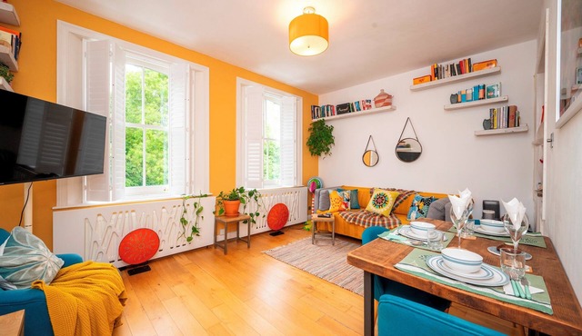 Colourful Highbury Flat near Emirates Stadium - Pass the Keys