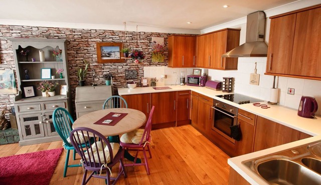 Colourful Quirky Apartment Opposite Shire Park