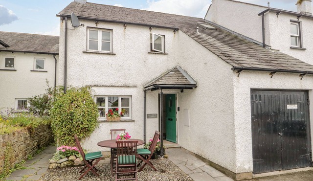 COLUMBINE COTTAGE, pet friendly, with a garden in Hawkshead