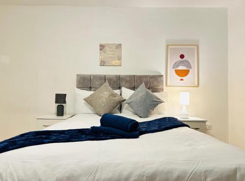 Comfortable 2-Bed Apartment - Great Links to Central London and Heathrow