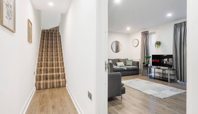 Comfortable 3-Bed close to Excel Ideal for Groups