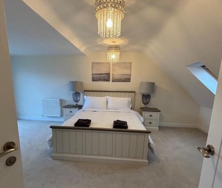 Comfortable 4BR stay in Bourne, Free Parking, Sleeps 7, Families & Contractors Welcome