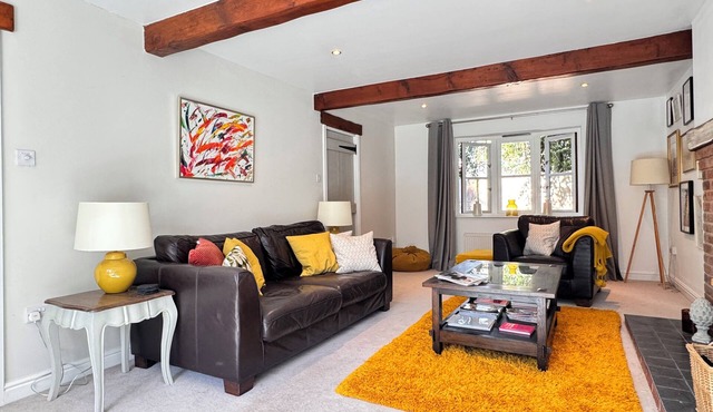 Comfortable 6 Guest Home - Walk to Canal & Award-Winning Pub