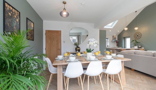 Comfortable & Contemporary 5-Bed 3 Bathroom Home