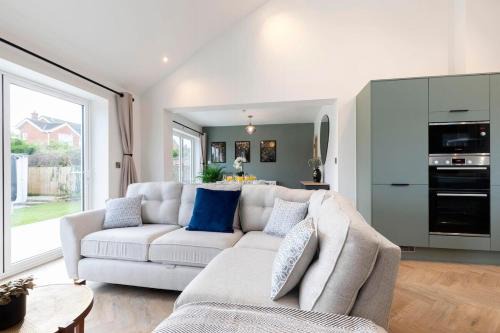 Comfortable & Contemporary 5-Bed 3 Bathroom Home