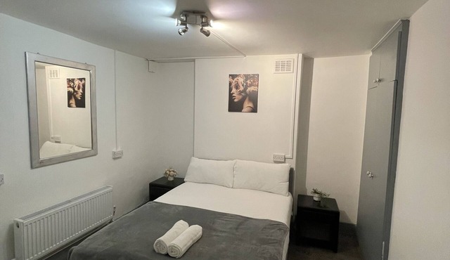 Comfortable Double Room - Shared Bathroom - M