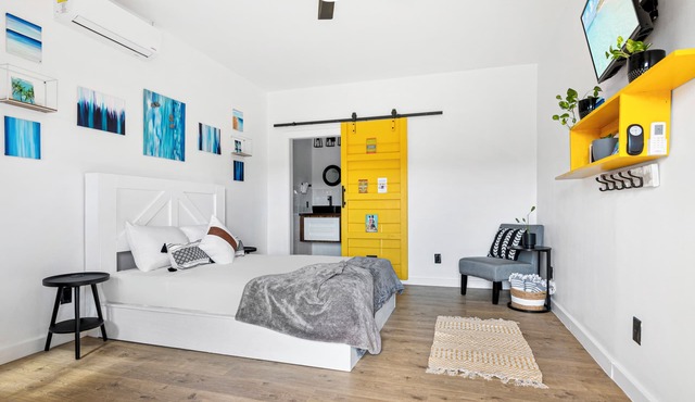 Comfortable Exuma Studio Queen Bed A/C Near Restaurants, Bars and George Town