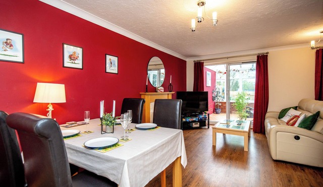 Comfortable & Spacious Entire Holiday home in Llanelli. Pet Friendly.