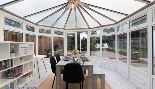 Comfy 4 Bedroom house, Ideal for Workers and Families, FREE Parking