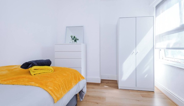 Comfy Ideal for Travelers & Contractors: Warrington, Norris Getaway