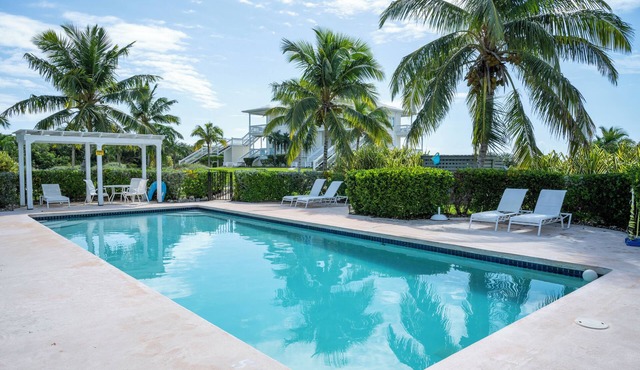 Condo w/Views, Beach, Htd Pool, Pickleball, Golf Cart, Gym,Walk to Restaurant