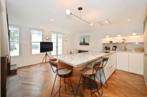 Contemporary 2-Bedroom Escape in Notting Hill