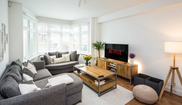 Contemporary 5 Bedroom with Garden North Finchley