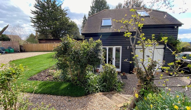 Contemporary Barn in Twyford just 3 miles from Winchester. Parking provided.