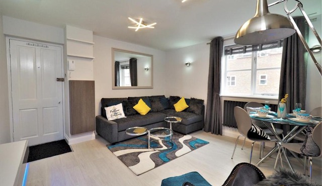 Contemporary Boutique 4 Sleeper Eton High Street - Pass the Keys