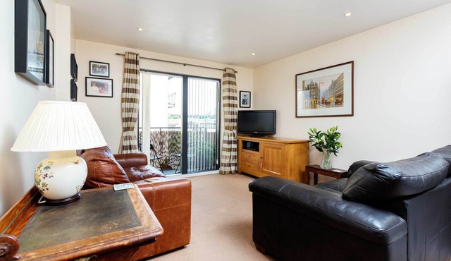 Contemporary by Regent's Canal, by Veeve