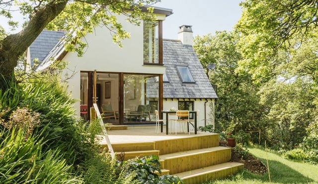 Contemporary cottage retreat in secluded valley near sea. Sleeps 8