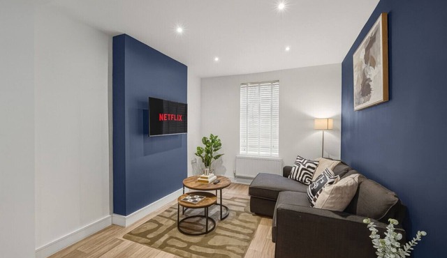 Contemporary House Near the High Street Free Parking Fast WiFi Smart TV Yoko Property