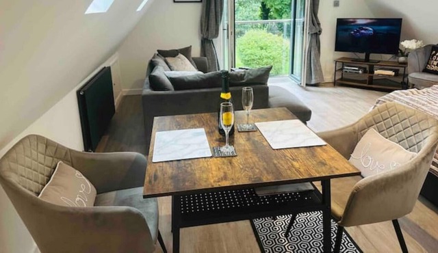Contemporary Loft Annexe in spacious grounds next to golf club.