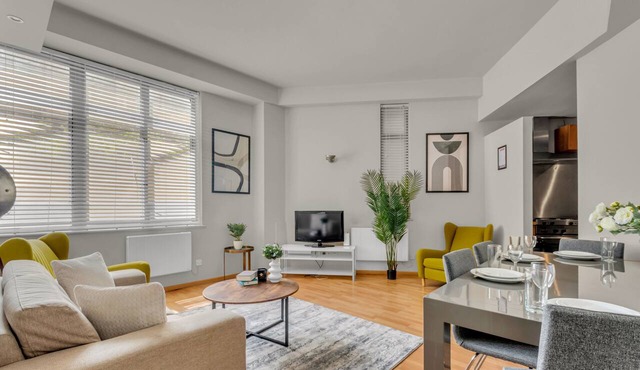 Contemporary One Bedroom Apartment in City Road, London by MySquare