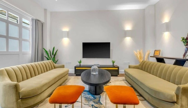 Contemporary Three-Storey Mews House by Hyde Park