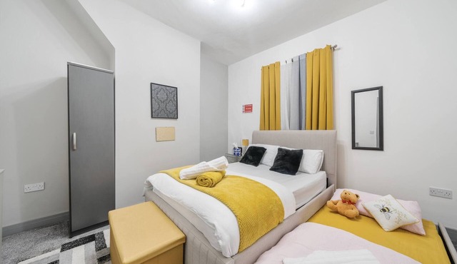 Contractor-friendly 2-bedroom house with free parking