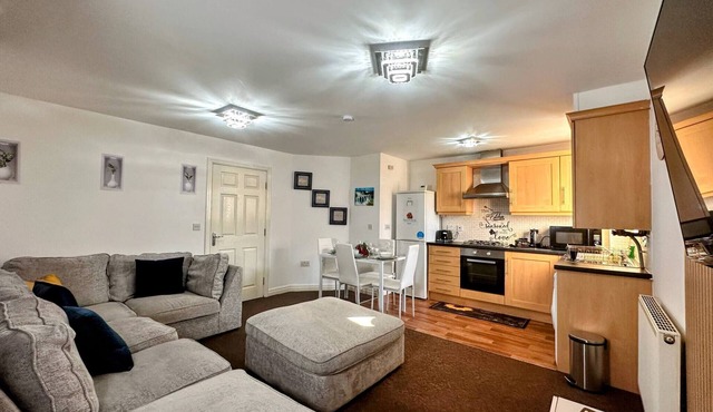 Contractor-Friendly 2BR Gem Wi-Fi & Free Parking