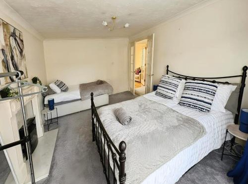 Contractor Friendly House - Sleeps upto 8