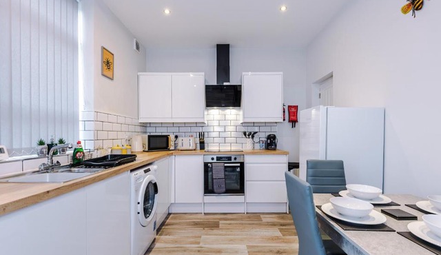 Contractor, Relocation, insurance , 4 bedroom property, Bury