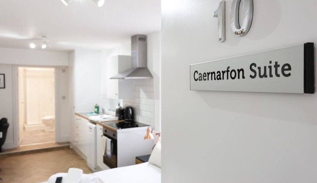 Contractor Studio Parking Smart TV & Kitchen