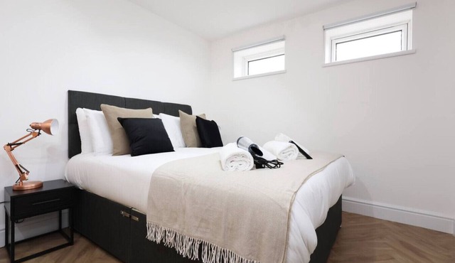 Contractor Studio Parking Smart TV & Kitchen