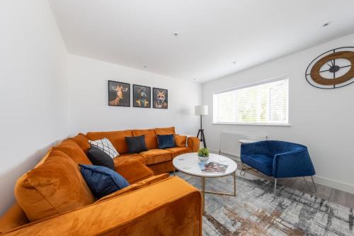 CONTRACTORS FAVOURITE, LUXURY LIVING, LARGE PREMIUM HOUSE, NEWLY BUILT, FREE PARKING FOR UP TO 4 VEHICLES, GREAT ACCESS TO CENTRAL LUTON & THE M1 and A6