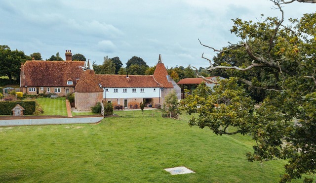 Converted barn/Oast House with amazing views and EV chargers
