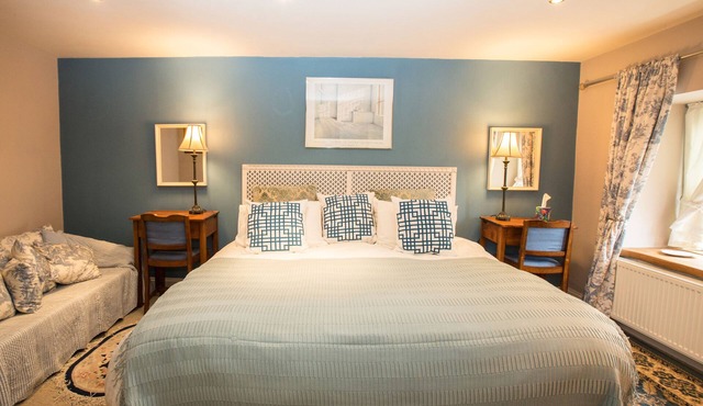Converted stable mews cottage with kingsize bed