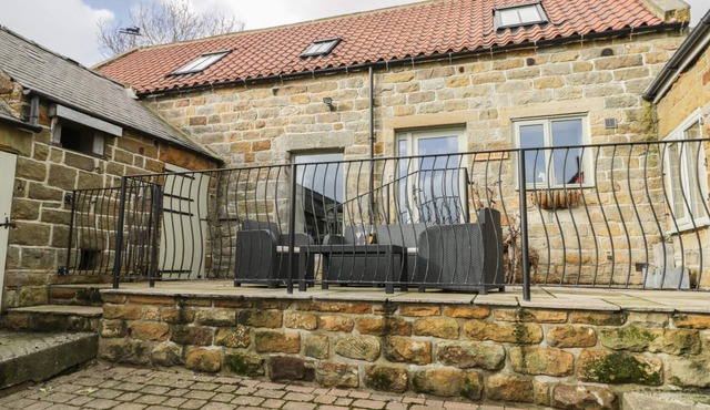 COOPERS BARN, pet friendly, character holiday cottage in Egton