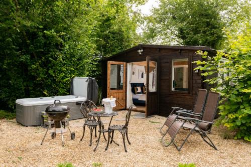 Copperbeech Hut - Romantic Hideaway with a Private Hot Tub