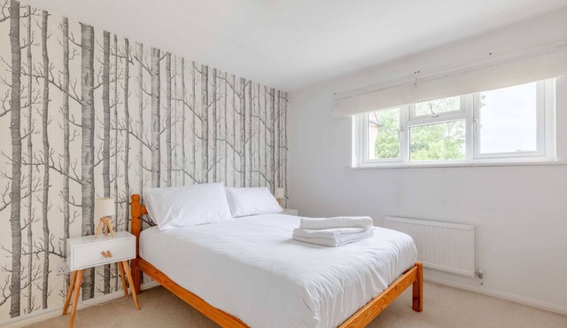 Cosy 1BD Home, near London City Airport!